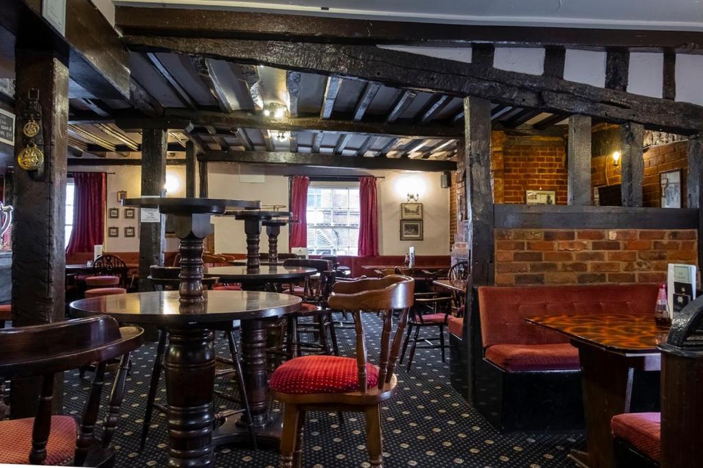 The Crown Hotel Alton  Esterno foto