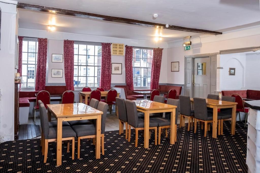 The Crown Hotel Alton  Esterno foto
